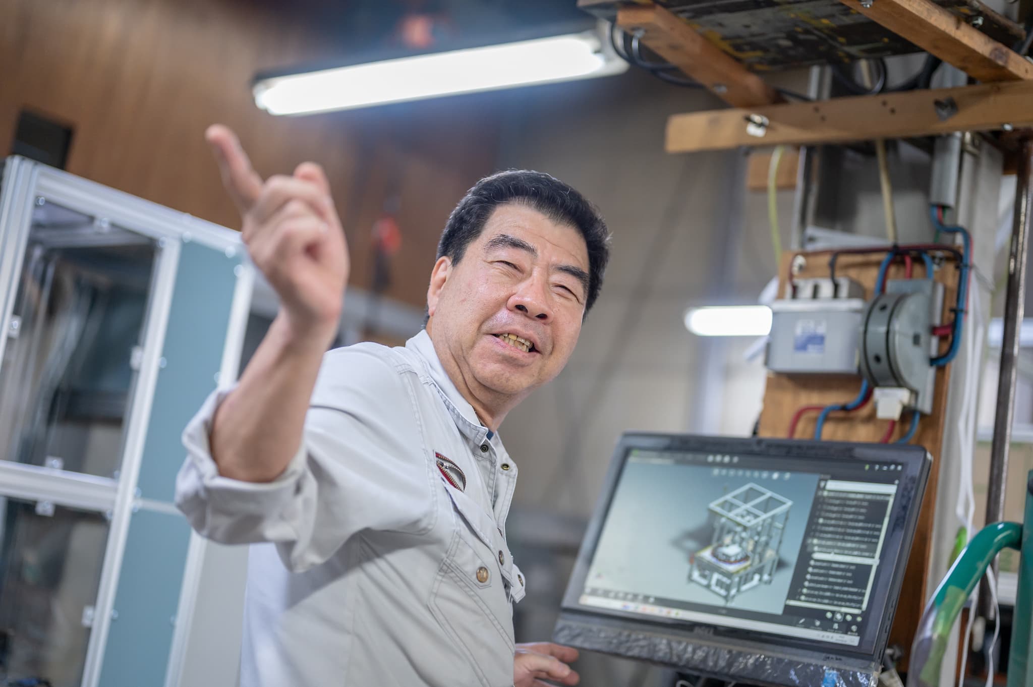 設計内容を説明する技術 者