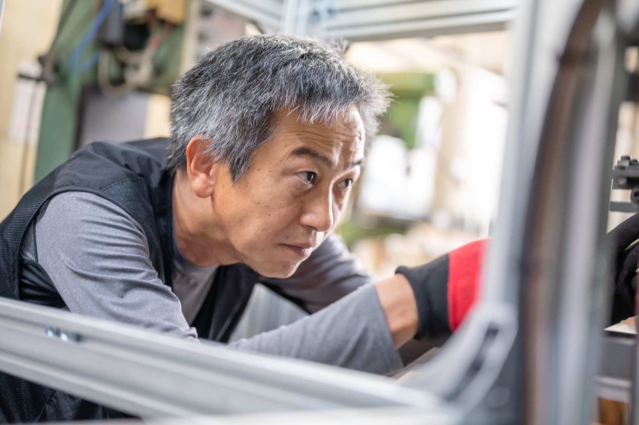 組立作業を行う技術者